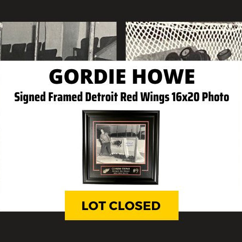 Gordie Howe Signed Framed Detroit Red Wings 16x20 Black and White Posed Photo