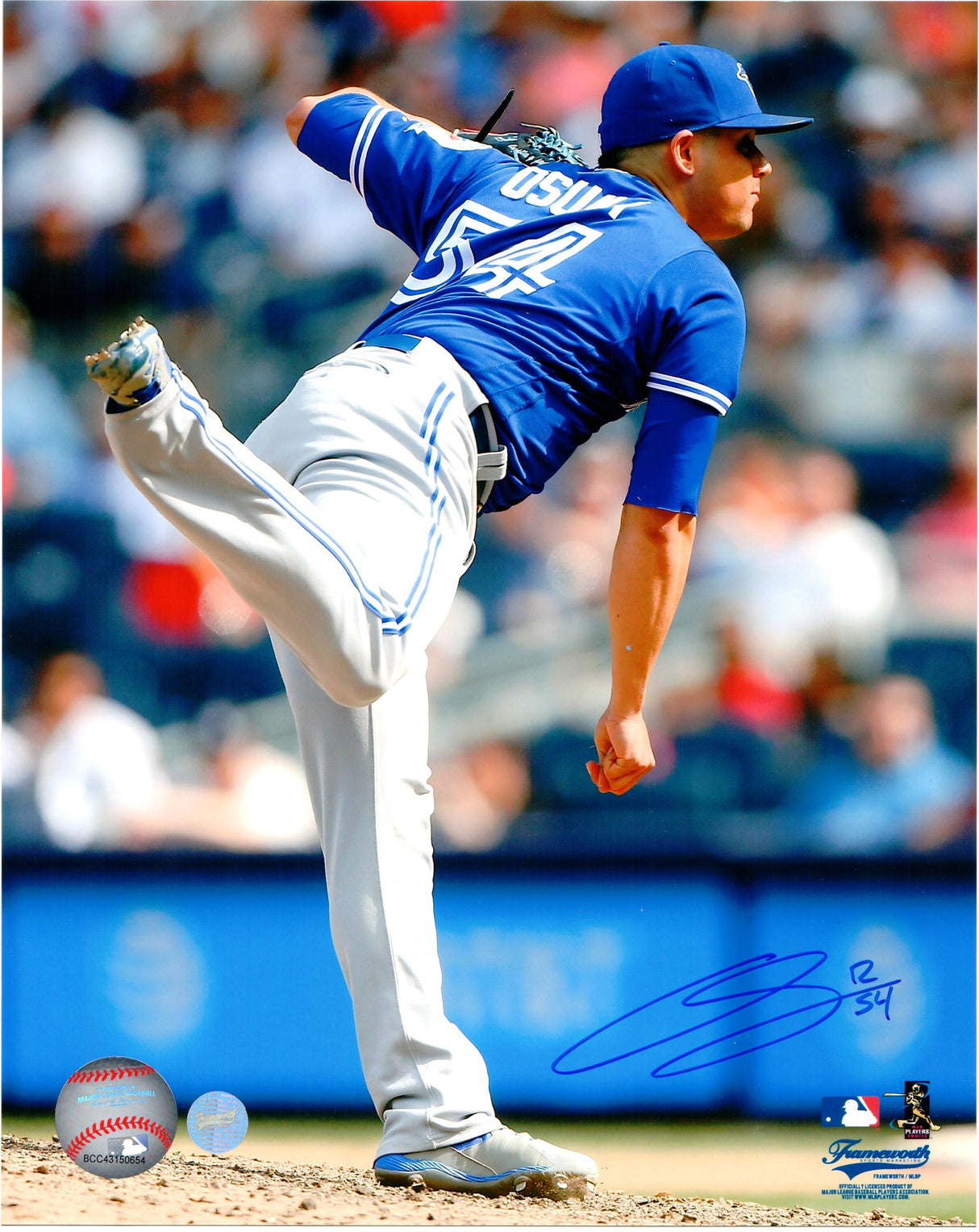 Roberto Osuna Toronto Blue Jays Signed Unframed 8x10 Pitching Follow Through Photo - Frameworth Sports Canada 