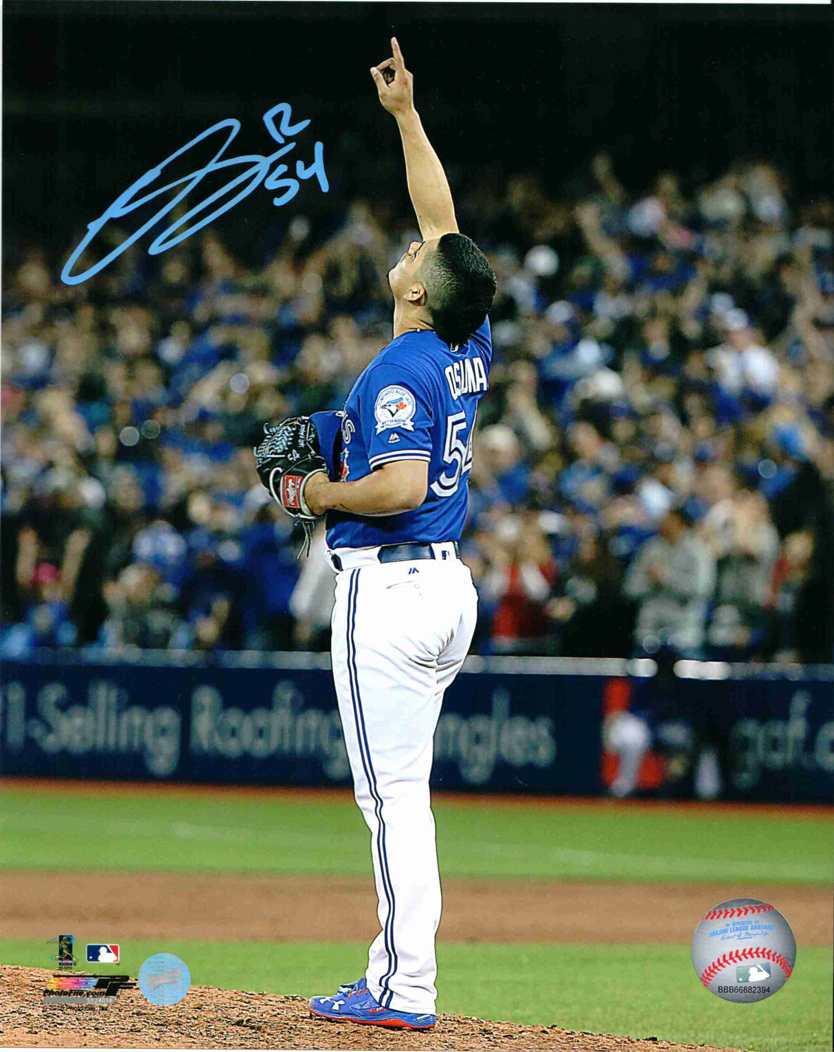 Roberto Osuna Toronto Blue Jays Signed 8x10 Pointing Up Photo - Frameworth Sports Canada 