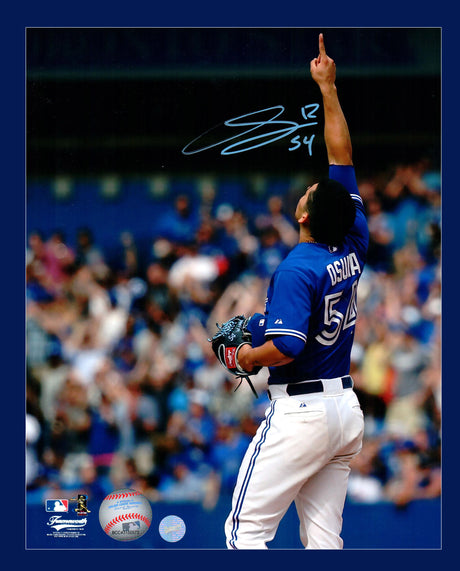 Roberto Osuna Toronto Blue Jays Signed Unframed 8x10 Pointing Up Photo - Frameworth Sports Canada 