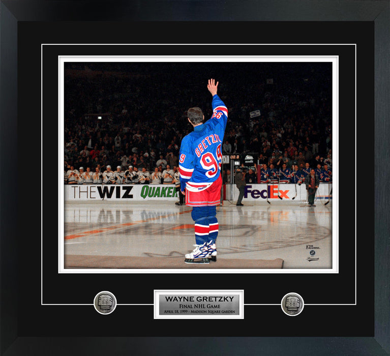 Wayne Gretzky Framed 16" x 20" New York Rangers Farewell Wave Photo - Frameworth Sports Canada 