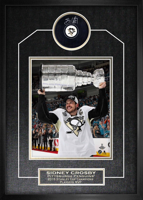 Signed Framed Pittsburgh Penguins Puck with 2016 Raising Stanley Cup 8x10 Photo - Frameworth Sports Canada 