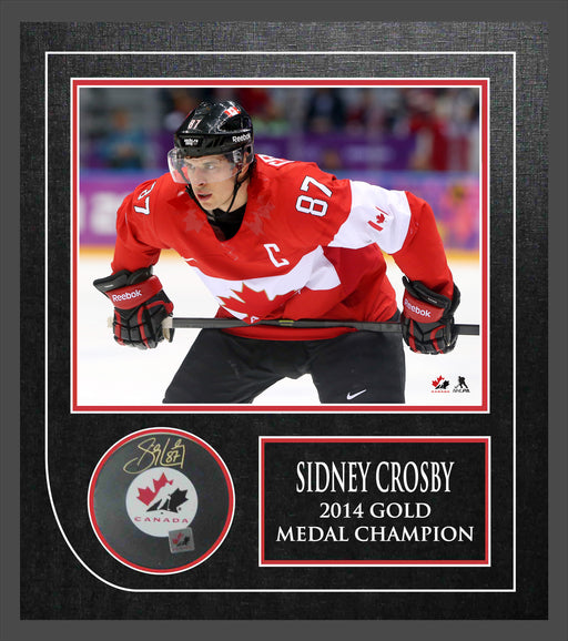 Sidney Crosby Signed Framed Team Canada Puck with 2014 Olympic 8x10 Face-Off Photo - Frameworth Sports Canada 