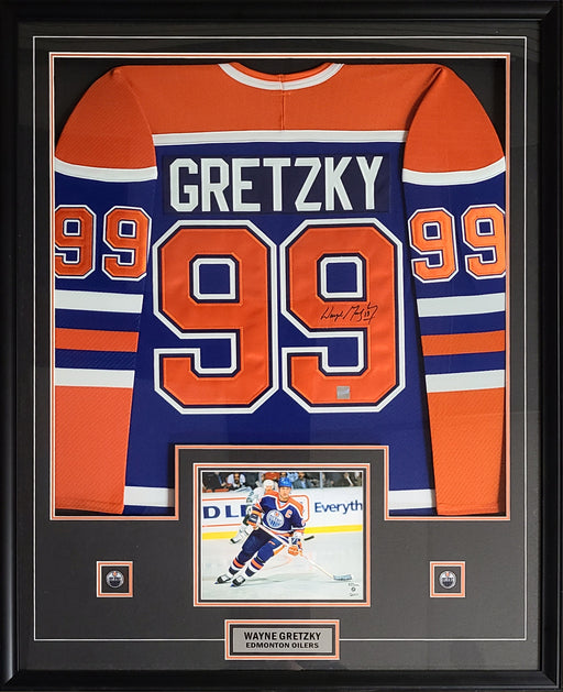Wayne Gretzky Signed Framed Edmonton Oilers Blue Jersey w 8x10 Action Photo - Frameworth Sports Canada 