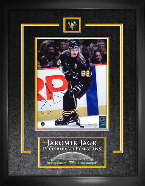 Jaromir Jagr Signed Framed Pittsburgh Penguins 8x10 Skating Captain Photo - Frameworth Sports Canada 