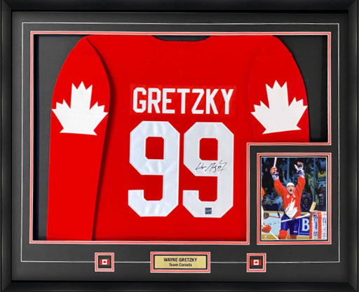 Wayne Gretzky Signed Jersey Framed Red Team Canada - Frameworth Sports Canada 