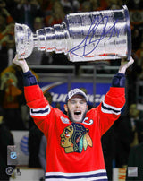 Jonathan Toews Chicago Blackhawks Signed 8x10 Raising the 2015 Stanley Cup Photo - Frameworth Sports Canada 