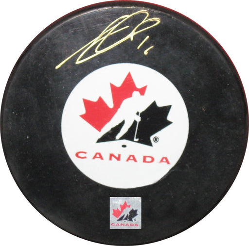 Jonathan Toews Signed Team Canada Puck - Frameworth Sports Canada 