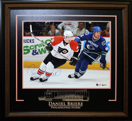 Daniel Briere Philadelphia Flyers Signed Framed 16x20 Action Photo - Frameworth Sports Canada 